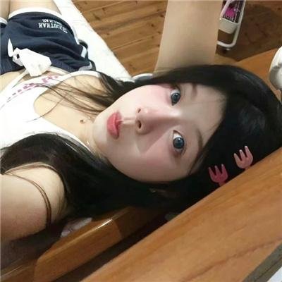 街上流行红裙子